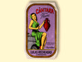 A tin of stuffed squid in a purple paper wrap with a white and gold border. There is an image of a woman in a green dress holding an amphora of olive oil beneath the Cântara logo in red lettering
