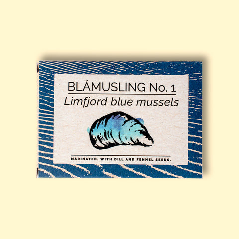 A tin with a drawing of a blue mussel on the front and dark blue waves round the border