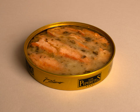 An open golden tin of seabass in salsa verde with translucent Albarino wine sauce, branded with Los Peperetes lettering.