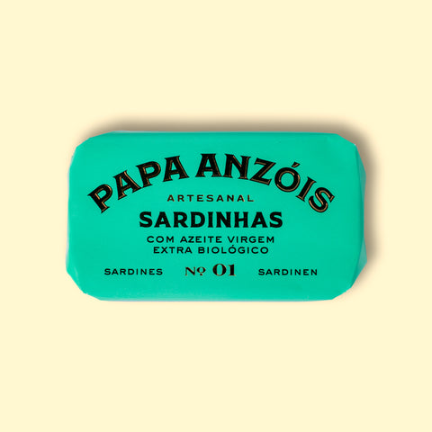 A tin of sardines in organic extra olive oil in light green packaging, featuring the Papa Anzóis brand name at the top.
