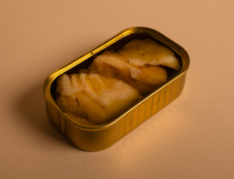 An open tin of cod neck fillets from the brand Papa Anzois.