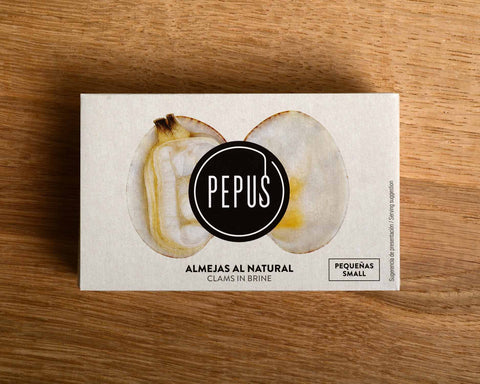 A tin of clams in white packaging with an image of an open clam with the Pepus logo on the front