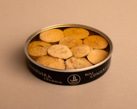 Ten pieces of hake roe in olive oil inside a black tin with silver borders, featuring the Real Conservera branding.