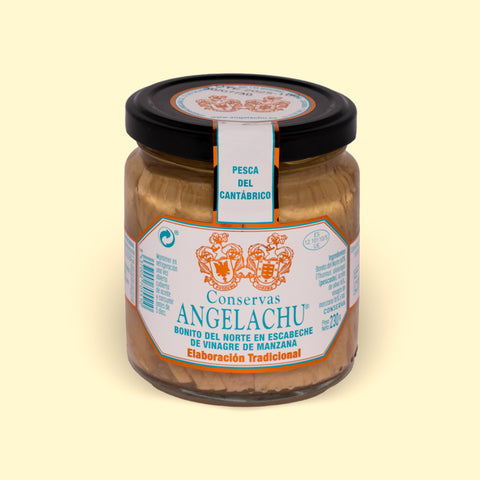 White tuna fillets in apple vinegar in a glass jar from the brand Angelachu.