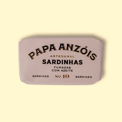 Smoked sardines in olive oil in light grey packaging, with Papa Anzóis displayed at the top.