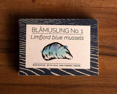 A tin with a drawing of a blue mussel on the front and dark blue waves round the border